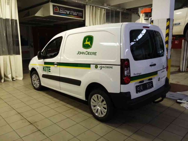 Autó perforált ablakfólia, OWV-fólia autóra, lyukacsos fólia autóra debrecen