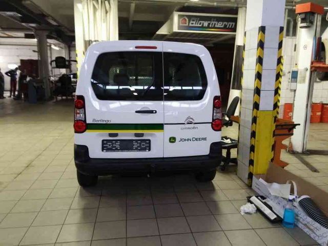 Autó perforált ablakfólia, OWV-fólia autóra, lyukacsos fólia autóra debrecen