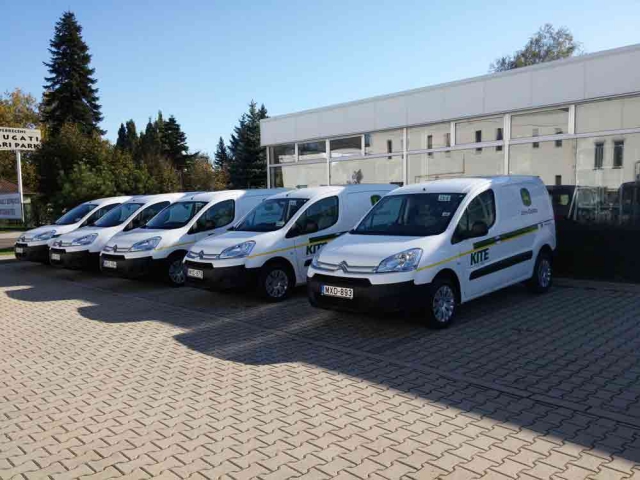 Autó perforált ablakfólia, OWV-fólia autóra, lyukacsos fólia autóra debrecen