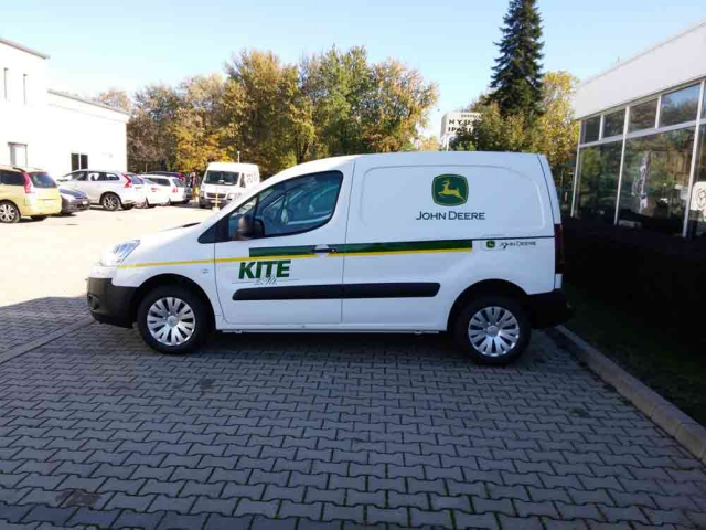 Autó perforált ablakfólia, OWV-fólia autóra, lyukacsos fólia autóra debrecen