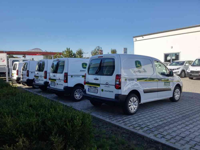 Autó perforált ablakfólia, OWV-fólia autóra, lyukacsos fólia autóra debrecen