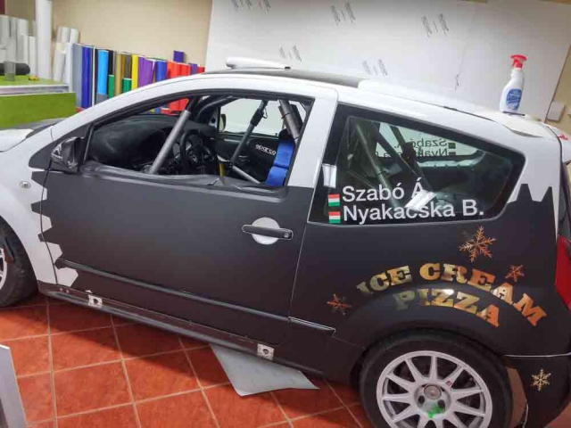 Autódekoráció, gépjármű dekorációs megoldást kínálunk kül- és beltérre egyaránt, akár helyszíni felméréssel, szereléssel is: cégtáblák, kirakat, reklámtábla, jármű dekoráció, ponyva…