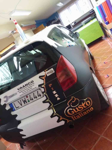 Autódekoráció, gépjármű dekorációs megoldást kínálunk kül- és beltérre egyaránt, akár helyszíni felméréssel, szereléssel is: cégtáblák, kirakat, reklámtábla, jármű dekoráció, ponyva…