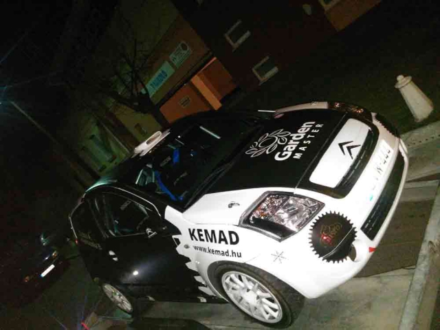 Autódekoráció, gépjármű dekorációs megoldást kínálunk kül- és beltérre egyaránt, akár helyszíni felméréssel, szereléssel is: cégtáblák, kirakat, reklámtábla, jármű dekoráció, ponyva…