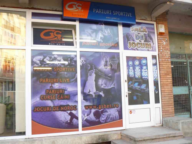 Kirakat dekoráció, ablak dekoráció és épület fóliázás Debrecen