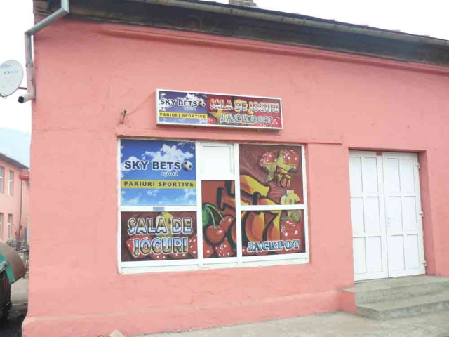 Kirakat dekoráció, ablak dekoráció és épület fóliázás Debrecen