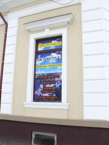 Kirakat dekoráció, ablak dekoráció és épület fóliázás Debrecen