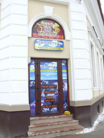 Kirakat dekoráció, ablak dekoráció és épület fóliázás Debrecen