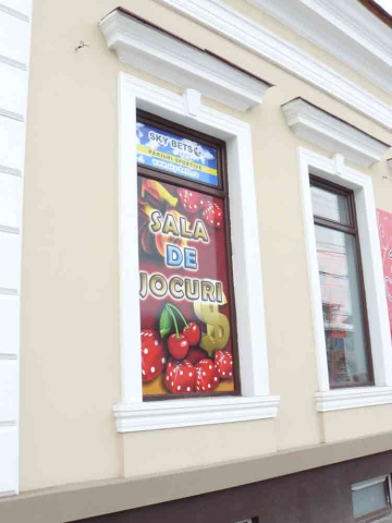 Kirakat dekoráció, ablak dekoráció és épület fóliázás Debrecen