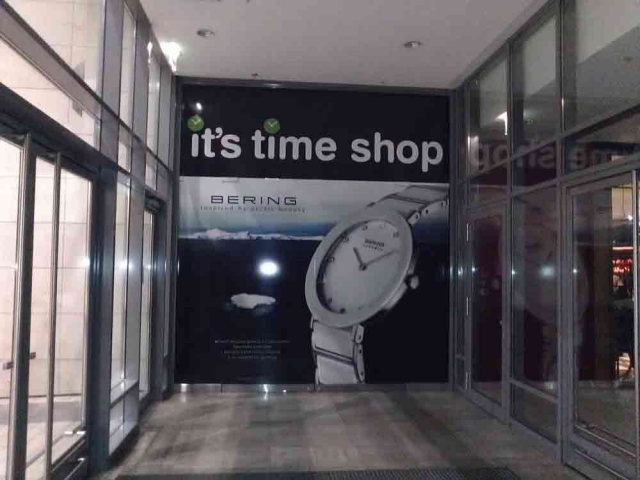 Kirakat dekoráció, ablak dekoráció és épület fóliázás Debrecen