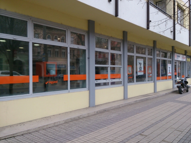 Kirakat dekoráció, reklám matrica és ablak dekoráció, one way vision, lyukacsos matrica ablakra Debrecen