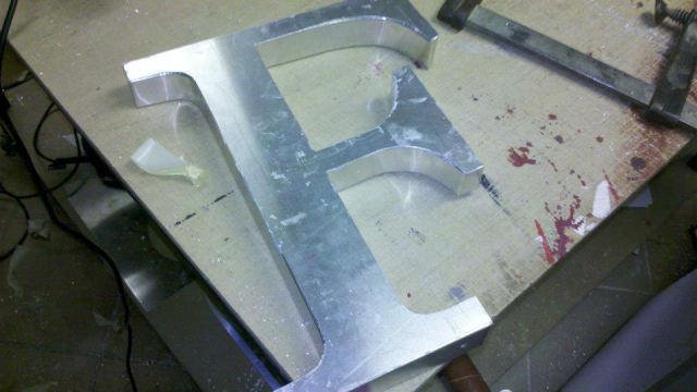 3D világító betű, plasztikus betű, reklám betű Debrecen