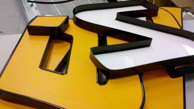 3D világító betű, plasztikus betű, reklám betű Debrecen