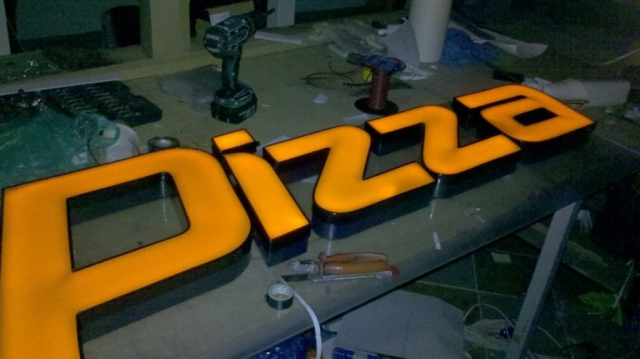 3D világító betű, plasztikus betű, reklám betű Debrecen