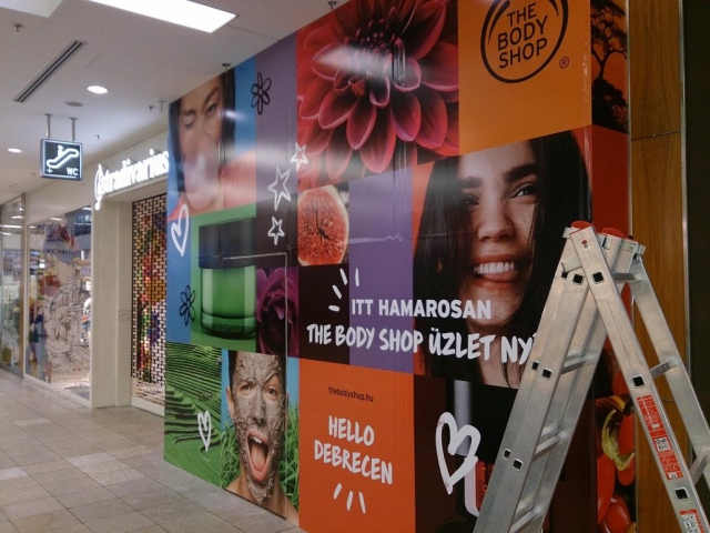 Kirakat dekoráció - Fórum, Debrecen