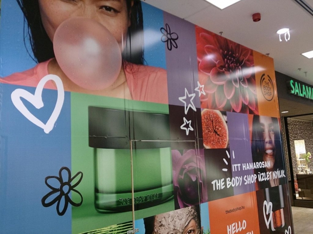 Kirakat dekoráció - Fórum, Debrecen