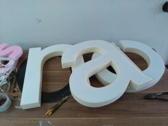 3D világító betű, plasztikus betű, reklám betű Debrecen