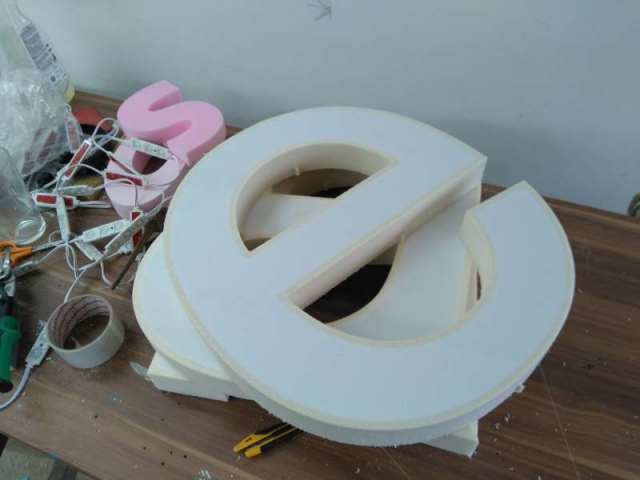 3D világító betű, plasztikus betű, reklám betű Debrecen