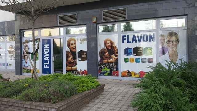 Kirakatdekor, kirakat matrica, one way vision, lyukacsos fólia ablakra, reklámtábla Debrecen