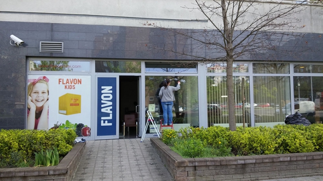 Kirakatdekor, kirakat matrica, one way vision, lyukacsos fólia ablakra, reklámtábla Debrecen