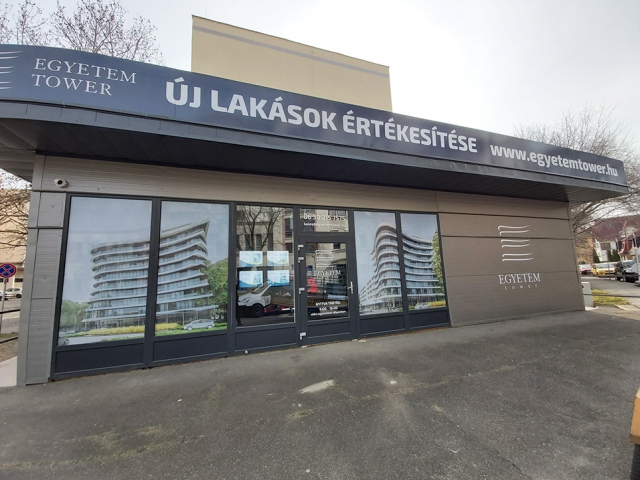 Kirakatdekor, kirakat matrica, one way vision, lyukacsos fólia ablakra, reklámtábla Debrecen