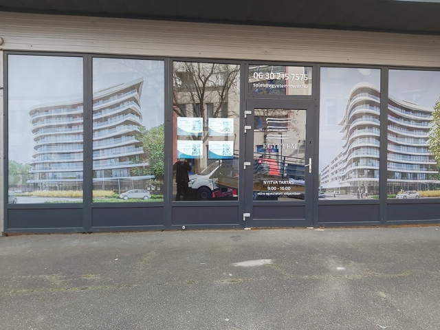 Kirakatdekor, kirakat matrica, one way vision, lyukacsos fólia ablakra, reklámtábla Debrecen