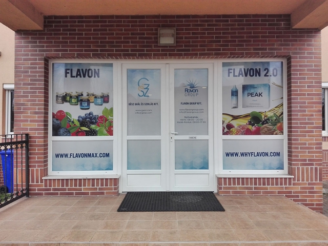 Kirakatdekor, kirakat matrica, one way vision, lyukacsos fólia ablakra, reklámtábla Debrecen