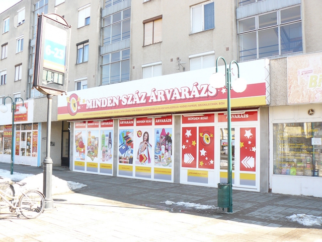 Kirakatdekor, kirakat matrica, one way vision, lyukacsos fólia ablakra, reklámtábla Debrecen