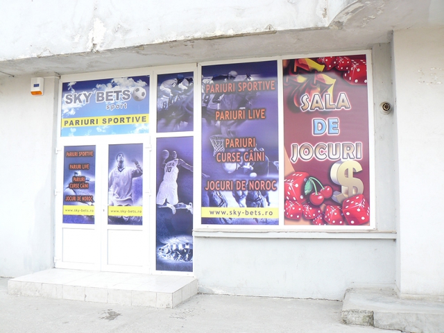 Kirakatdekor, kirakat matrica, one way vision, lyukacsos fólia ablakra, reklámtábla Debrecen